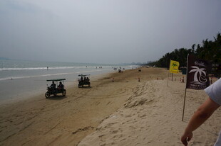 三亚沙滩上的四轮摩托