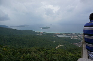 三亚山顶眺望美丽山海景色