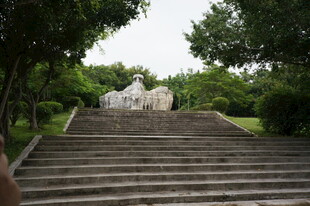 三亚林间石阶通向雕塑景观