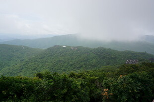 三亚山峦云雾间的翠绿景致