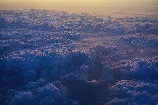 三亚云端之上的壮丽日出景观