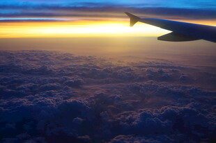 三亚飞机上俯瞰壮丽云海日出