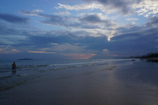 三亚海边黄昏美景 一人漫步