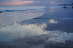 三亚海边黄昏倒影美景