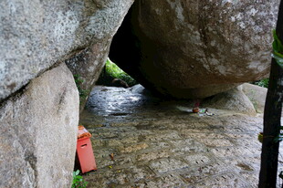 三亚巨石下的缝隙景象