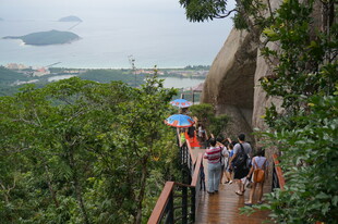 三亚山间步道上的游客队伍