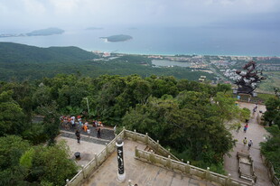 三亚俯瞰山间步道与远处景致