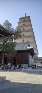 古朴古塔矗立广场