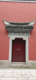 中式红墙灰瓦的古朴门庭