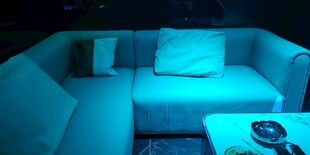 蓝色调舒适沙发休息空间