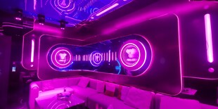 炫酷紫色灯光的室内场景