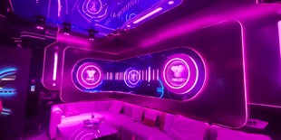 炫酷紫色调的KTV电竞室内场景