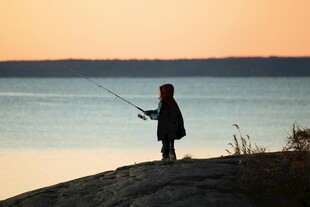 黄昏岸边的独钓者