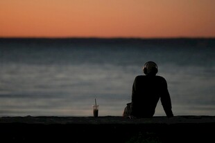 海边独坐者的静谧时刻