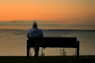 夕阳下独坐长椅的身影