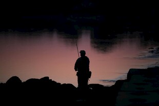 黄昏湖畔独钓者剪影