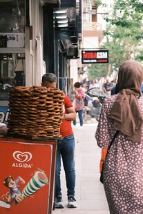 街头商贩与行人的日常