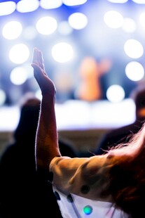 观众举手参与现场活动