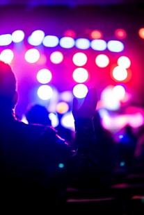 舞台灯光下的观众身影