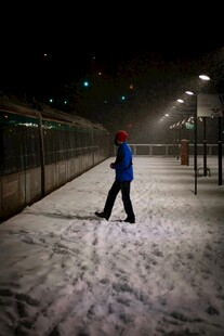 雪夜中独自漫步的行人