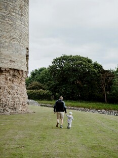城堡旁漫步的大人与小孩