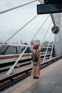 站台等待的背包旅人