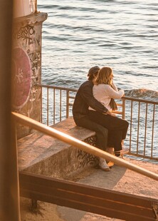 情侣海边石阶依偎赏景