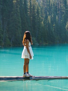 湖畔白衣少女的静谧时刻