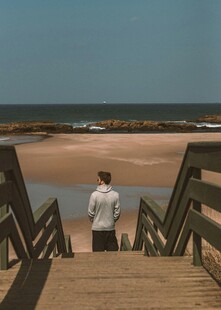 女子漫步海边木质阶梯