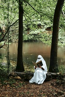 森林中新娘独坐的静谧时刻