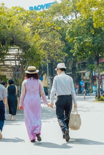 老夫妻漫步于林荫街道