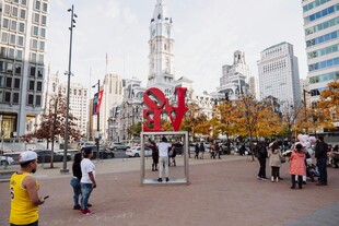 城市广场的红色雕塑景观