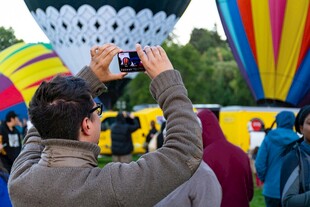  客拍摄多彩热气球场景