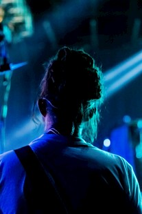 舞台上的表演者背影