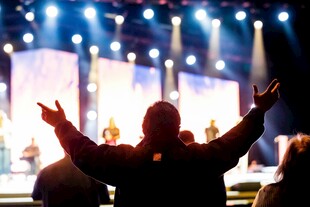 舞台前观众热情欢呼瞬间