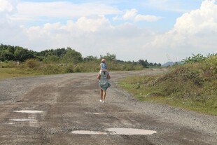 女子独行于乡间土路