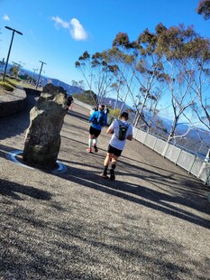 户外跑步的几个人