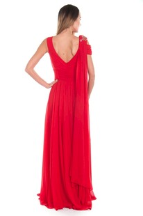 红色露背长裙模特背影