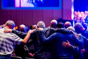 团队成员亲密相拥时刻