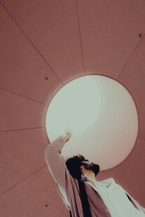 女子仰拍旋转楼梯