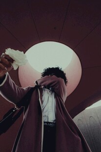 神秘男子持物背对大圆月