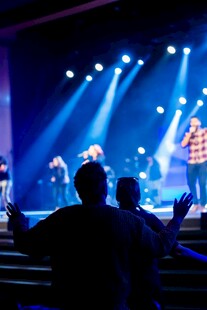 舞台演出场景 观众热情观看