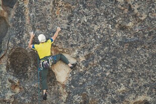 攀岩者挑战陡峭岩壁