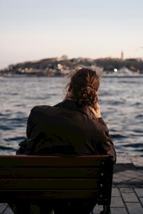 独坐长椅赏海景的人