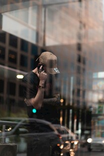 街头打电话的时尚女子