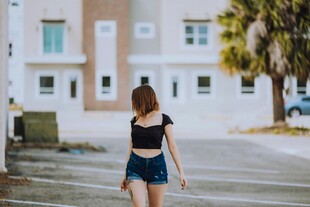 街头时尚女孩背影