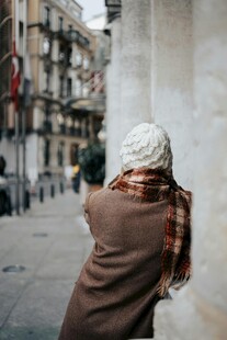 街头背影 冬日独行的女子