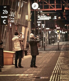 夜晚街头的摄影爱好者