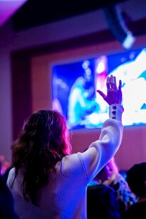 观众热情举手参与活动