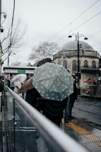 雨中行人撑伞走过街道